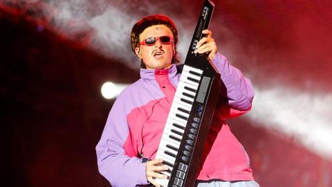 Оливър Трий един от най разпознаваемите и ексцентрични музиканти на