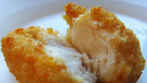 Тези хапки от пилешко с лимон и пармезан поднесени върху