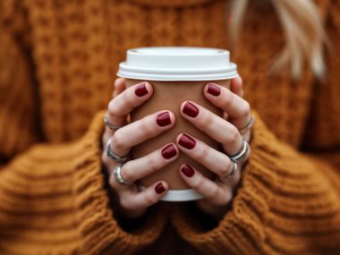 От кремав кашмир до игриви точки: 20-те топ тенденции в зимния маникюр за 2025/2026 г.