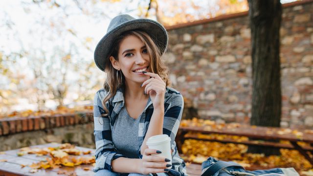 Жена, есен, кафе