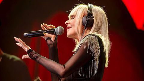 Лили Иванова се развълнува от стенопис с нейния лик върху