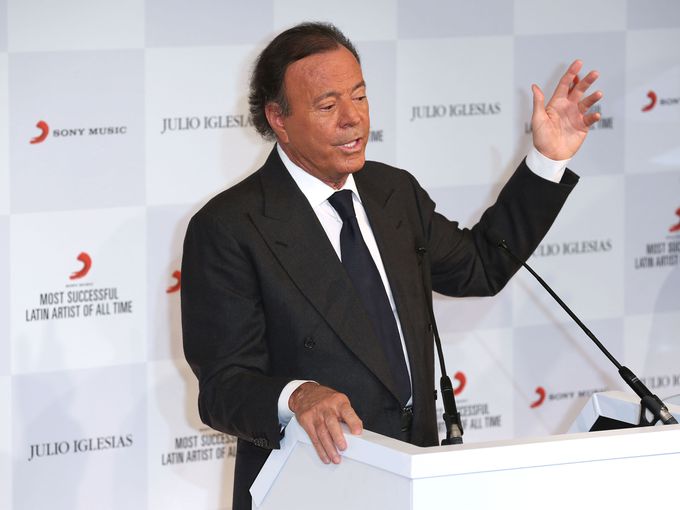 Хулио Иглесиас наруши мълчанието си след обвиненията в сексуално насилие срещу него