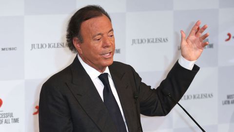 Испанската прокуратура официално прекрати предварителното разследване срещу световноизвестния певец Хулио