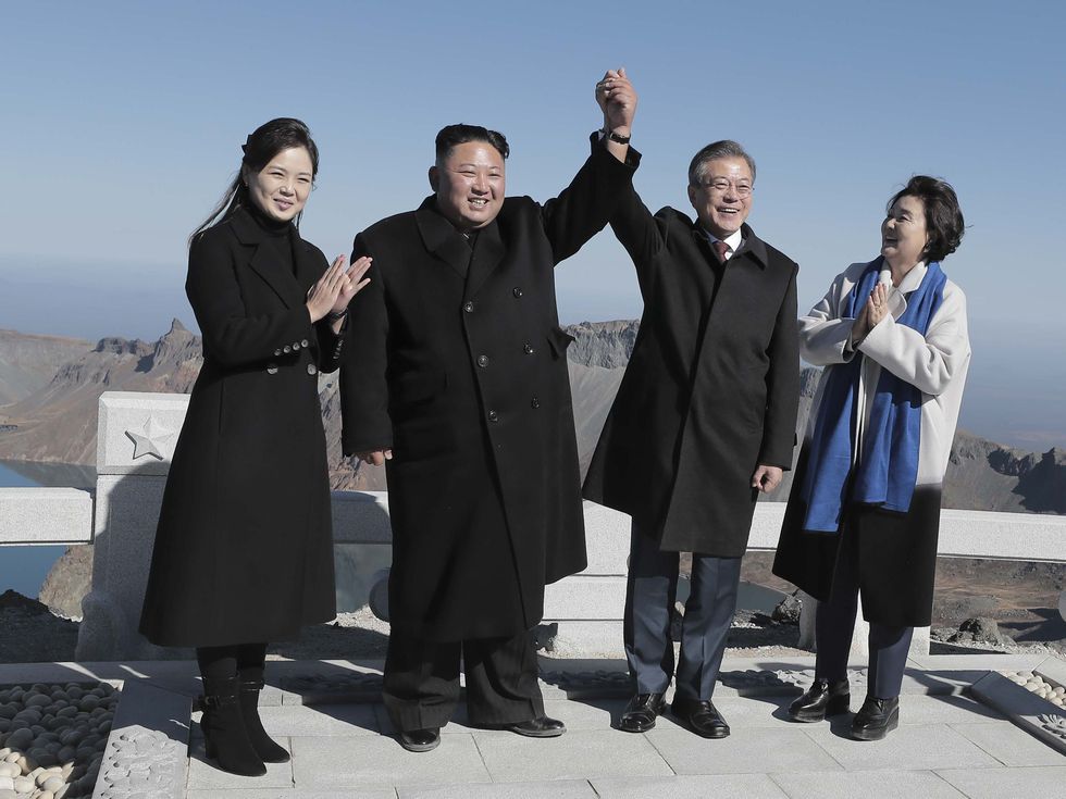 Стил, власт и тайни: Вижте дъщерята на Ким Чен Ун, която може да управлява Северна Корея (Снимки)