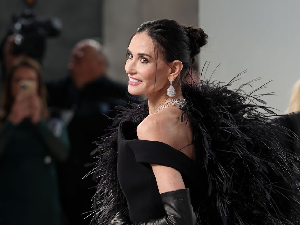 Деми Мур и Тимъти Шаламе разочароваха на червения килим: Най-големите модни гафове на наградите "Оскар" 2026 (Снимки)