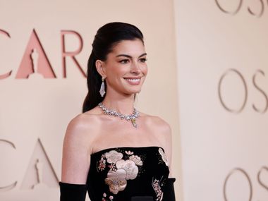 Какво е направила с лицето си? Новата визия на Ан Хатауей озадачи феновете (Снимки)