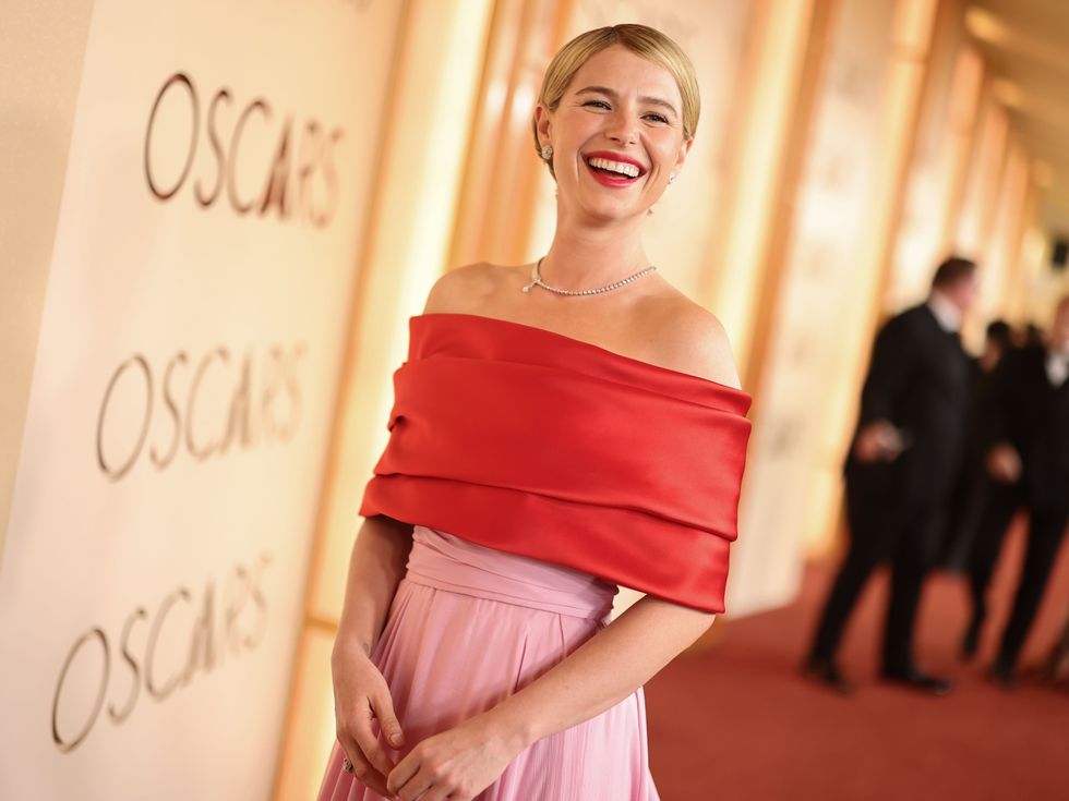 Майчинство и триумф: Джеси Бъкли разкри името на дъщеря си в емоционална реч на Оскарите и поиска 20 000 бебета от мъжа си