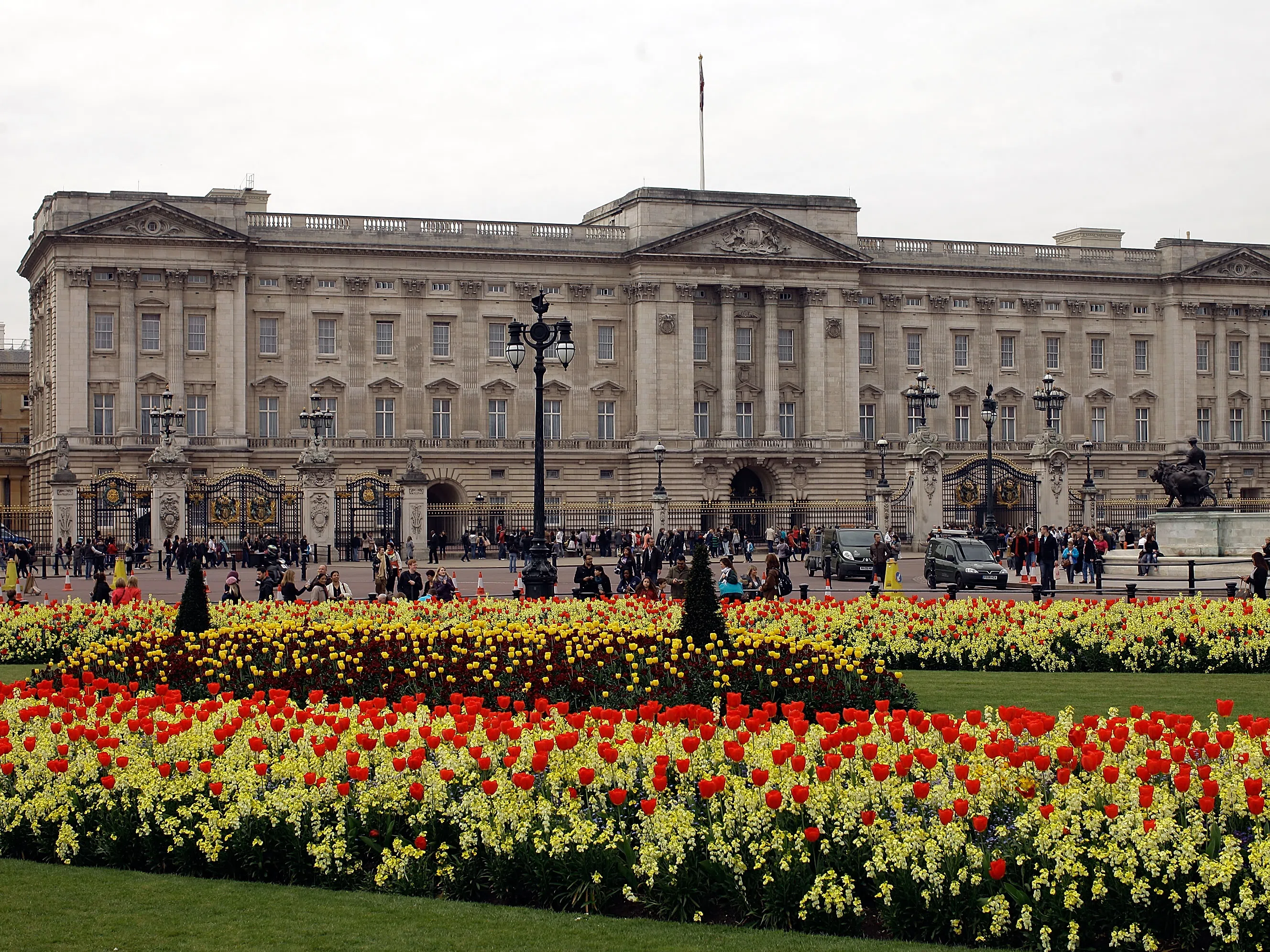Защо кралските особи не обичат Бъкингамския дворец... и какво всъщност е да живееш там