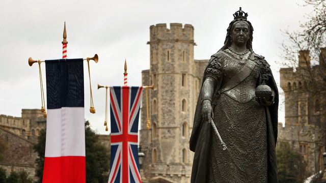 Статуя на кралица Виктория пред двореца Уиндзор