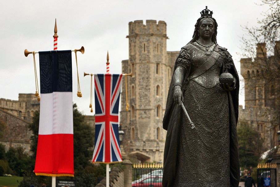 Статуя на кралица Виктория пред двореца Уиндзор