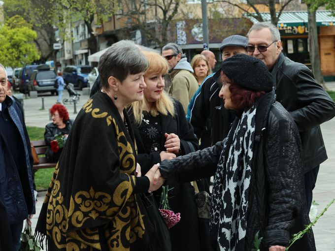 Сбогуваме се с една от най-обичаните певици: Колеги и почитатели изпратиха Маргрет Николова в последния ѝ земен път (Снимки)