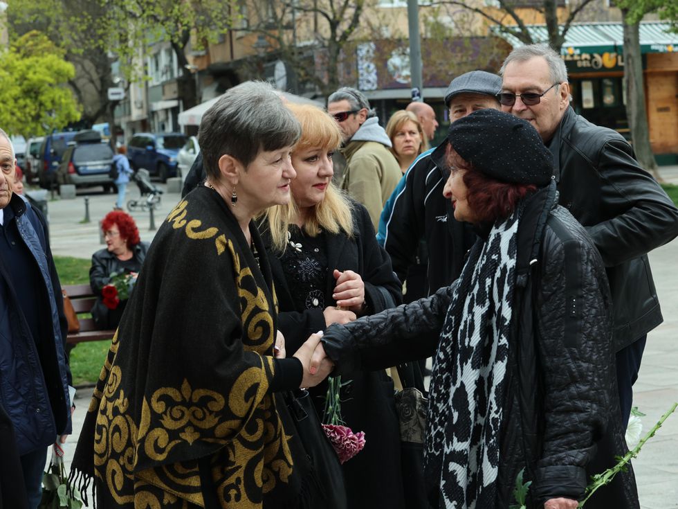 Сбогуваме се с една от най-обичаните певици: Колеги и почитатели изпратиха Маргрет Николова в последния ѝ земен път (Снимки)