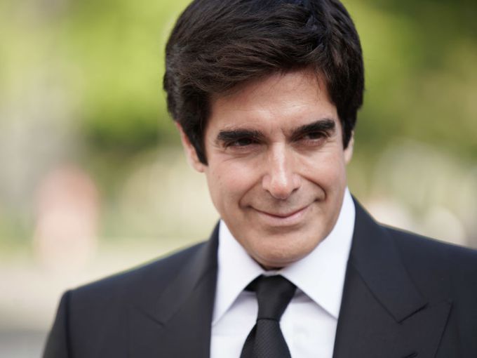 Дейвид Копърфийлд е обвинен в сексуално насилие от 16 жени, някои от които непълнолетни