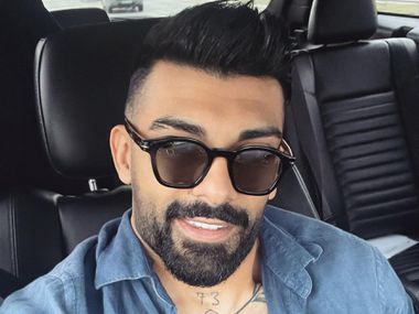 Гаджета ли са? Меди и Десита със страстна целувка (Видео)