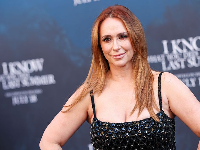 Феновете я обожават, троловете я критикуват – Дженифър Лав Хюит се завърна на червения килим