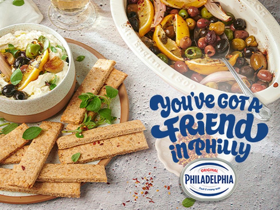 Philadelphia с печени маслини и крекери