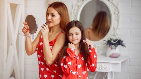 Малките момичета често искат да приличат на майките си и