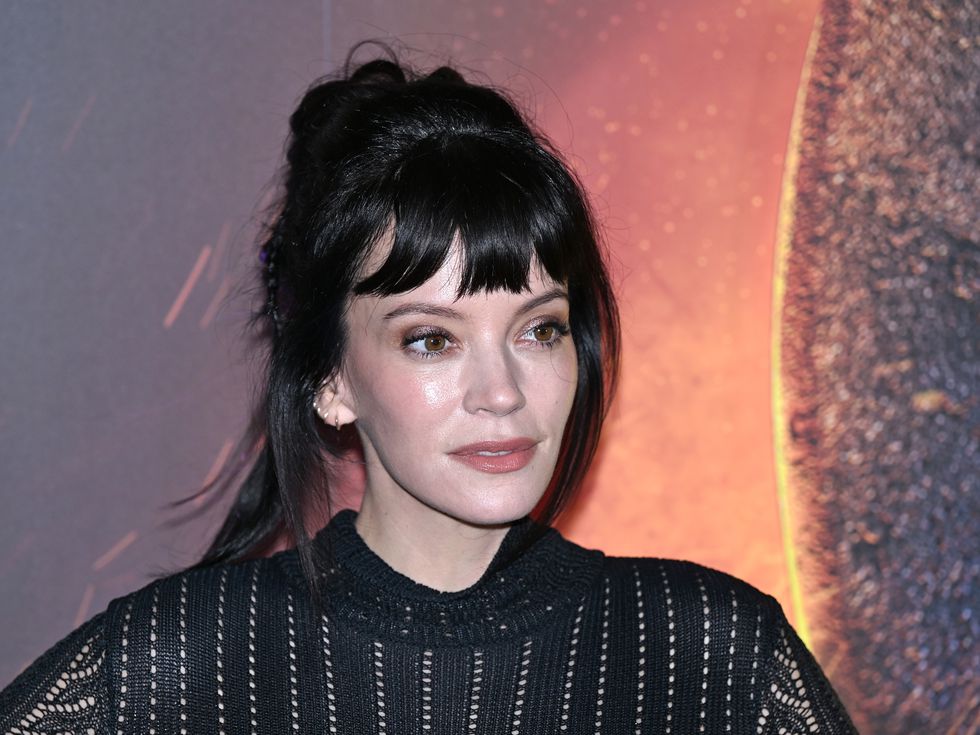 Позирайки в „гола“ рокля и без сутиен: Лили Алън отново привлече вниманието