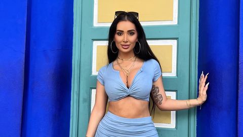 Атижа разбуни духовете след като няколко пъти позираше разсъблечена с