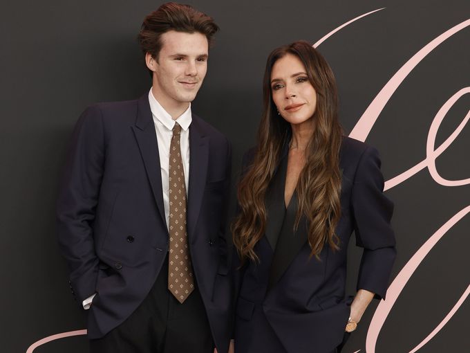 Круз Бекъм отпразнува 21-вия си рожден ден с пищно парти в стил "Бийтълс", но без брат си Бруклин (Снимки)