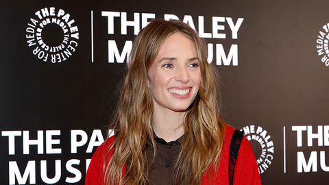 Актрисата от хитовия сериал Stranger Things Мая Хоук и нейният