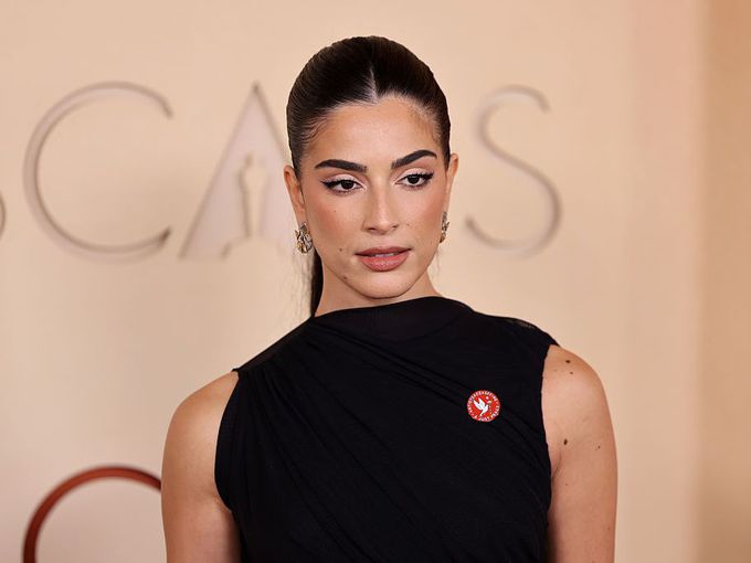 "Не можете да блокирате гласа": Какво символизираха червените брошки на звездите на Оскарите?