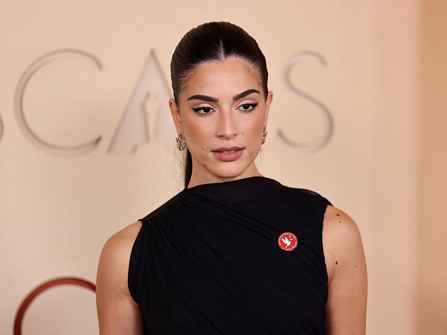 "Не можете да блокирате гласа": Какво символизираха червените брошки на звездите на Оскарите?