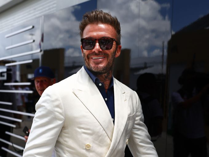 Дейвид Бекъм се пошегува със сина си след победата на "Юнайтед" над "Арсенал"