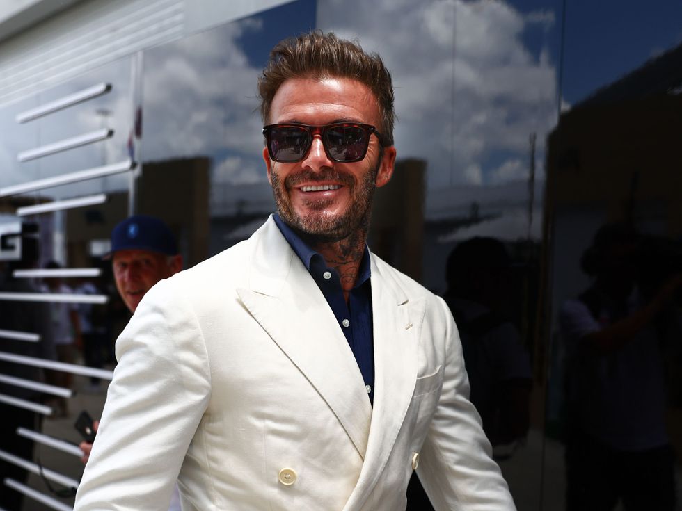 Дейвид Бекъм се пошегува със сина си след победата на "Юнайтед" над "Арсенал"