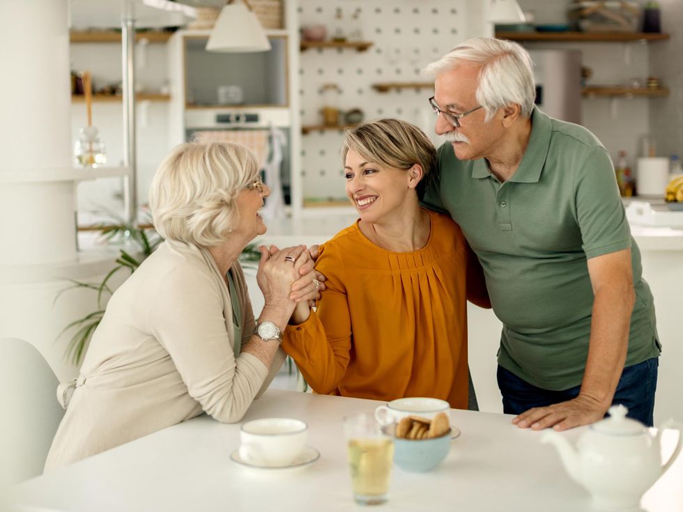 Тихият труд на "дъщерството": 7 задължения, които показват, че носите огромна отговорност