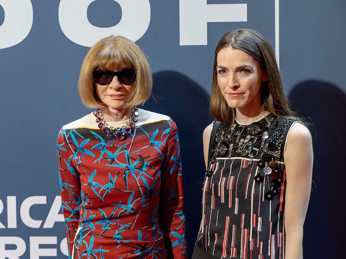 Ана Уинтур и дъщеря ѝ Бий Карозини впечатлиха с елегантност на Бродуей (Снимки)