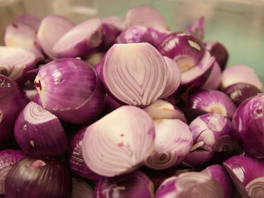 Всички плачем, докато режем лук, но не знаем какви са причините за това