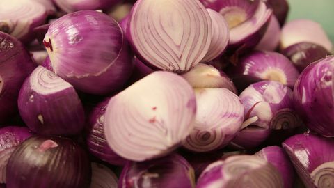 Много домакини познават тази ситуация започвате да режете лук