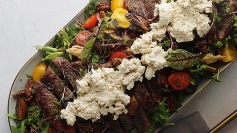 Стекхаус салата с Castello® DIP е идеална за летните дни