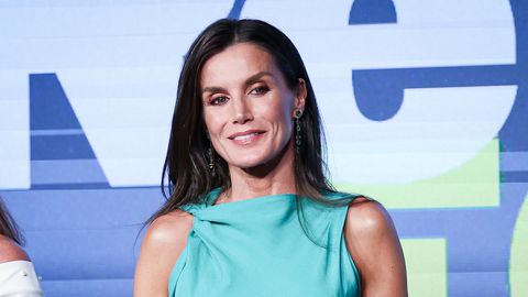 Тя излиза от автомобила с усмивка която засенчва мадридското слънце