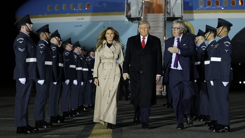 Четирима души бяха арестувани след като изображения на Джефри Епстийн