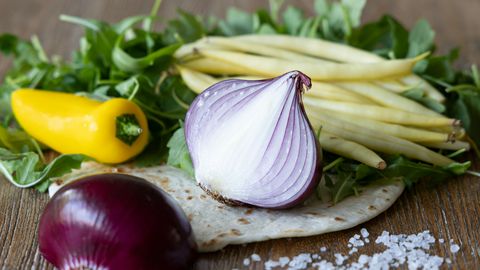 Обелките на лука често попадат директно в кошчето без да