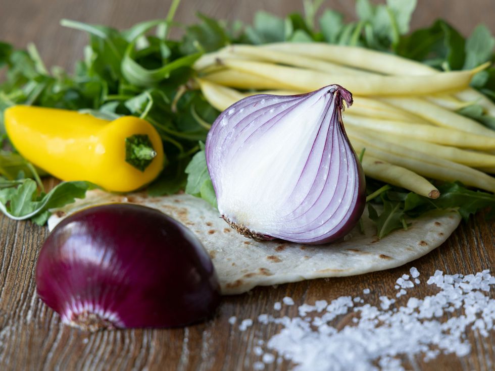 Лекарите мълчат, но хитрите домакини знаят: ето защо не хвърлят обелките на лука