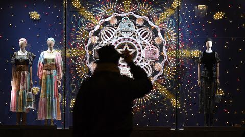 На Avenue Montaigne в Париж има адрес който блести все