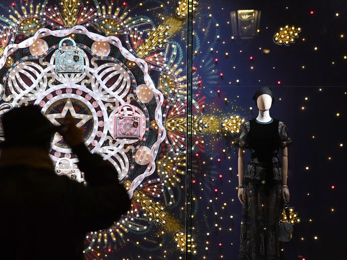 Креативните директори се менят, вечните коледни витрини на Dior – не