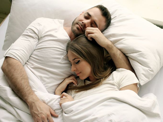 Спите до хъркащ партньор? Ето какви рискове крие това за вас