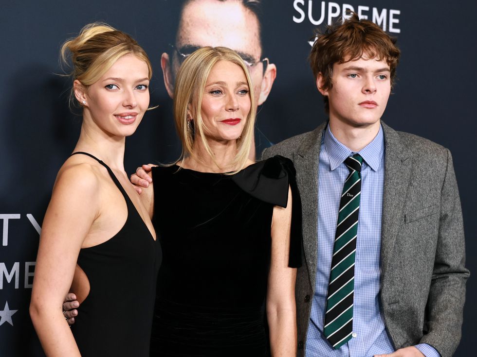 Като две капки вода са: Дъщерята на Гуинет Полтроу озари червения килим в емблематична рокля на майка си от 90-те (Снимки)