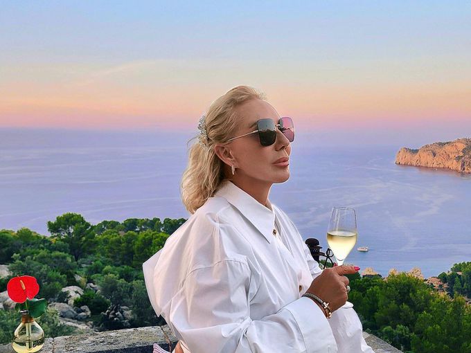 Заради кредит: Лепа Брена продава супервилата си в САЩ за милиони