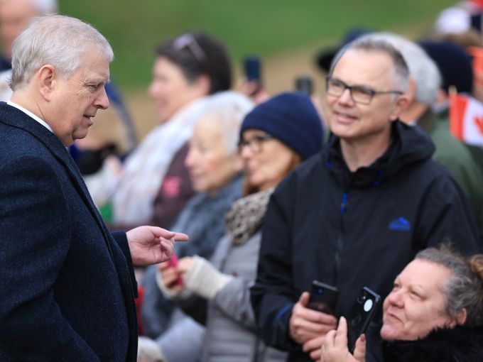 Нов скандал около принц Андрю: изпращал снимки на дъщерите си на Джефри Епстийн след присъдата му