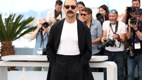 Актьорът Шая Лебьоф беше заснет да удря с глава мъж