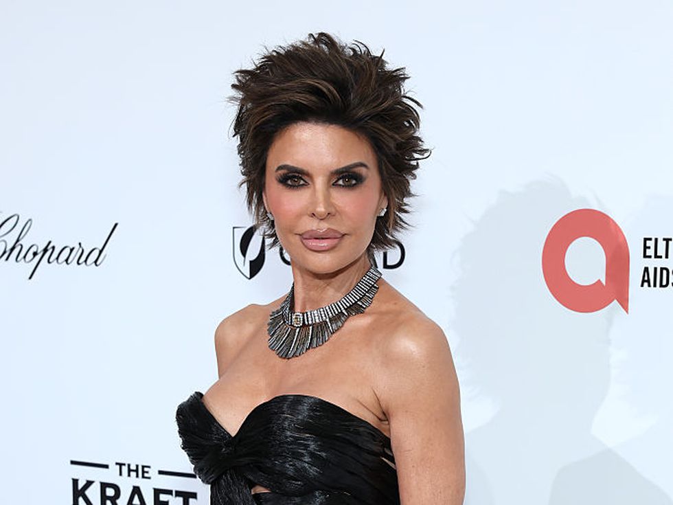 Лиза Рина шокира с рокля от 5 кг човешка коса на събитие на Елтън Джон