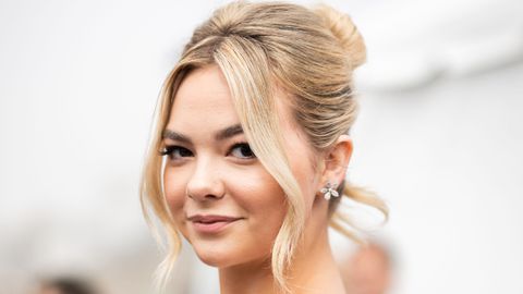 През 2025 година трендът при цветовете за коса е перлено