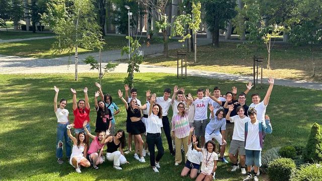 Питър Хорокс, дългогодишен директор на BBC World Service, Вяра Деянова - съосновател на Smart Scroll Academy, Виктория Бехар - съосновател на Smart Scroll Academy, Антоанета Николова, директор на BFMI