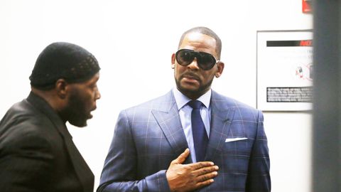 Опозореният певец Ар Кели е бил закаран спешно в болница