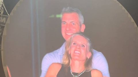 Страстна прегръдка взриви интернет след като Coldplay неволно разкри голяма